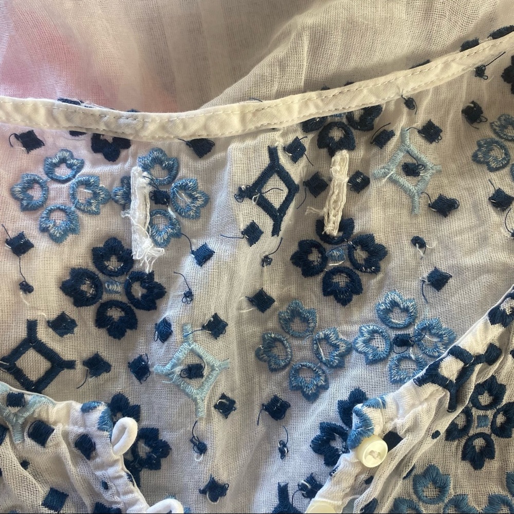 Abercrombie & Fitch White with Blue Embroidery Sz Small - Picture 7 of 7